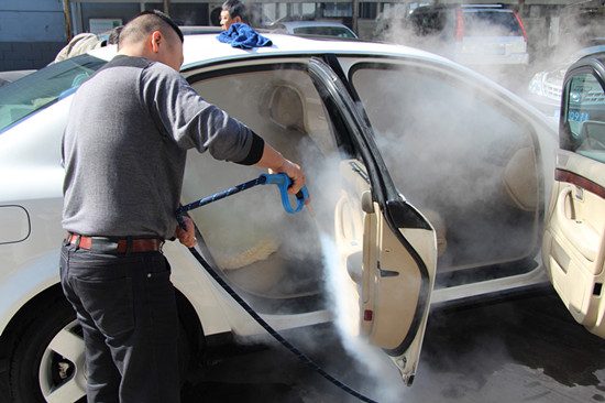 蒸汽洗車機清理內(nèi)飾